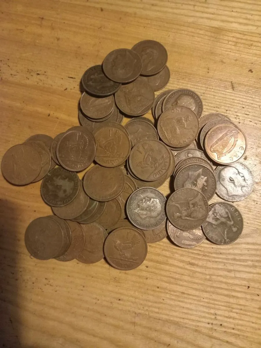 Pile of 50 irish and english old pennys - Image 1