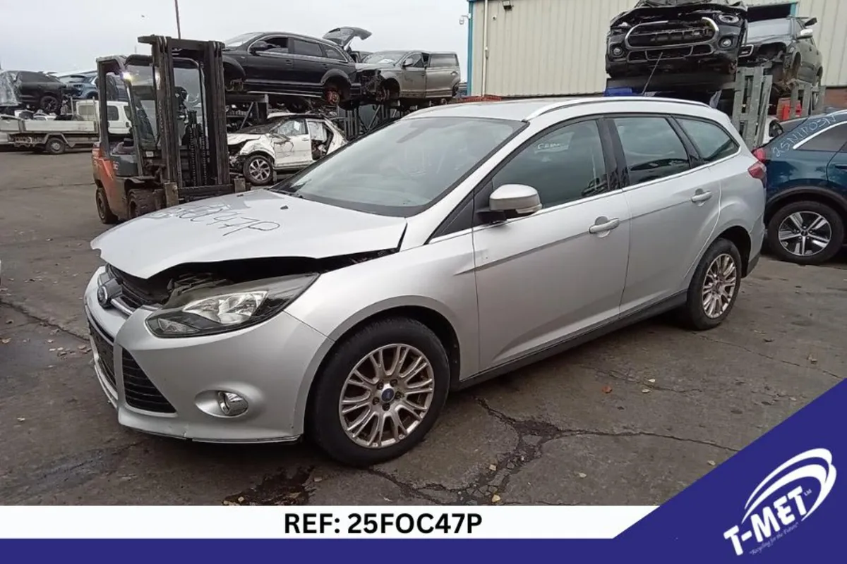 2011 FORD FOCUS BREAKING FOR PARTS - Image 1