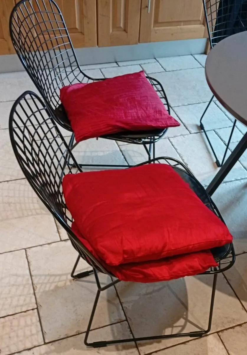 Dining Table and 3 chairs - Image 2