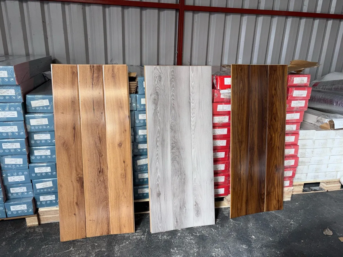 Laminate flooring 12mm high gloss - Image 1
