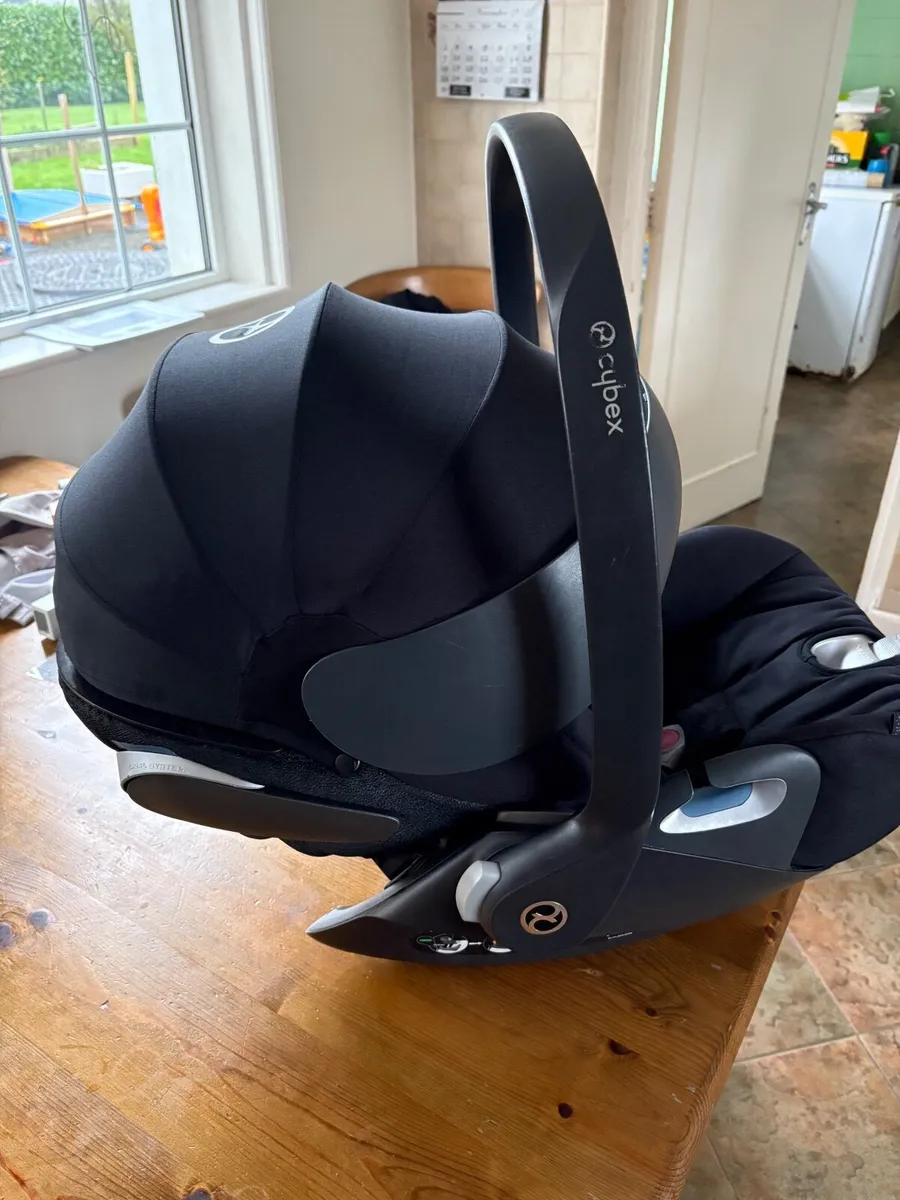 Cybex Cloud I-size swivel car seat - Image 1