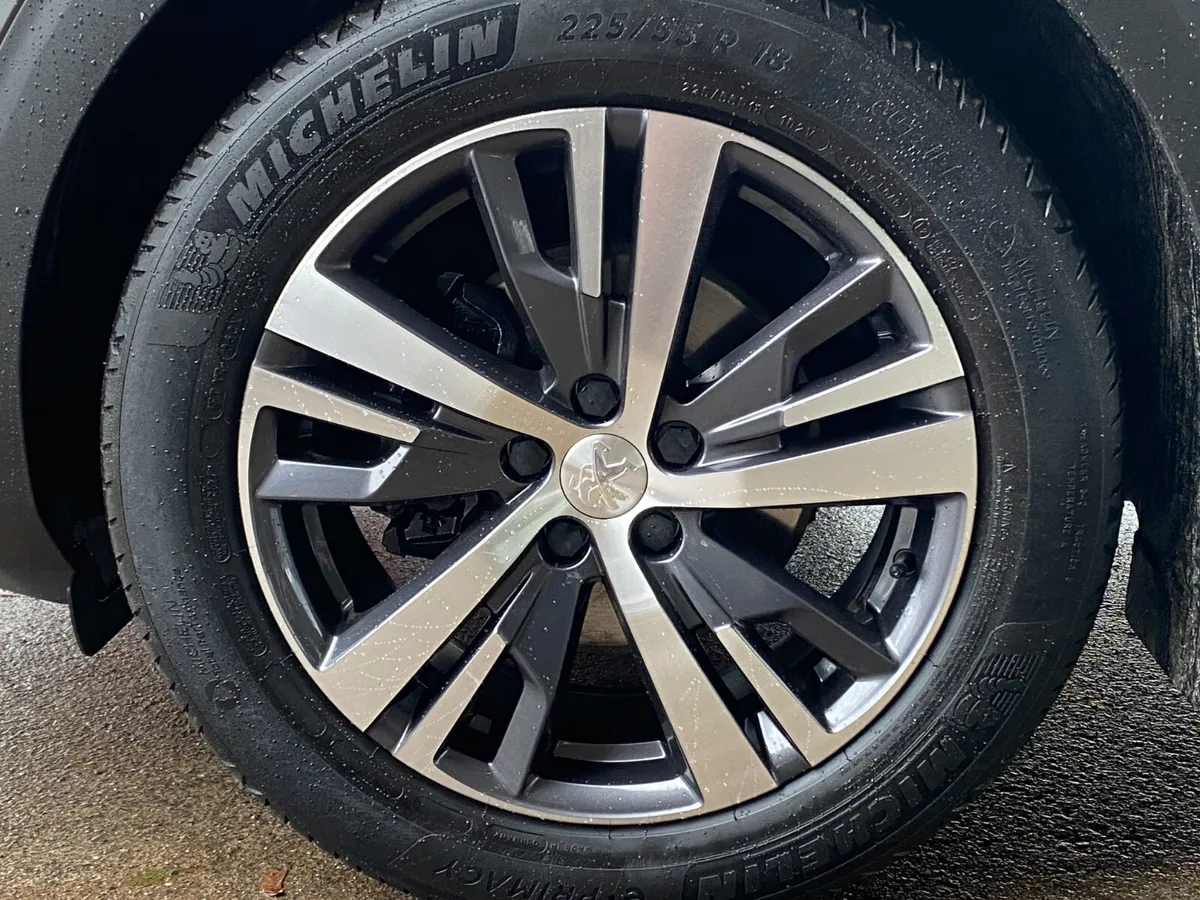 Peugeot 3008 1.2 PureTech 130bhp Auto 6.4 Allure - Image 4