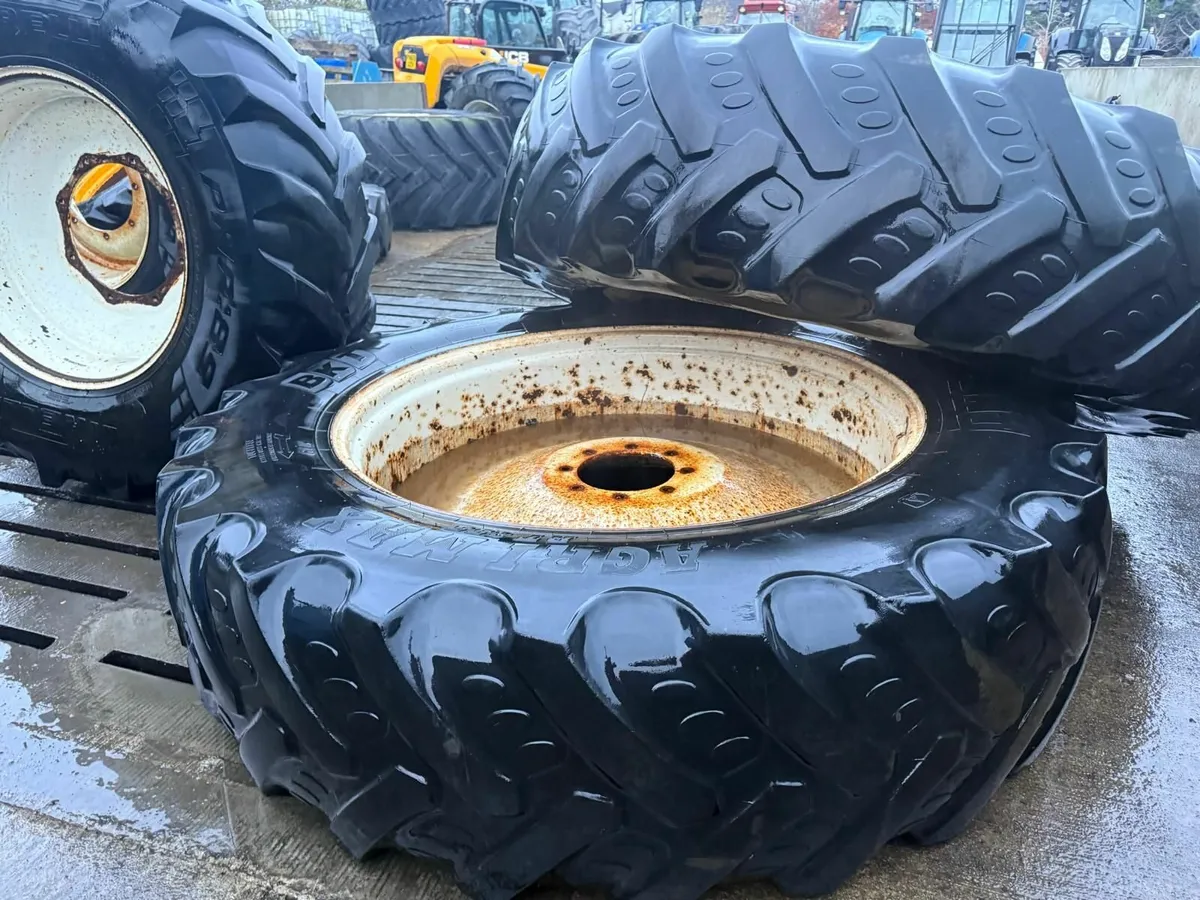 New Holland / Case rowcrop rims and tyres - Image 1