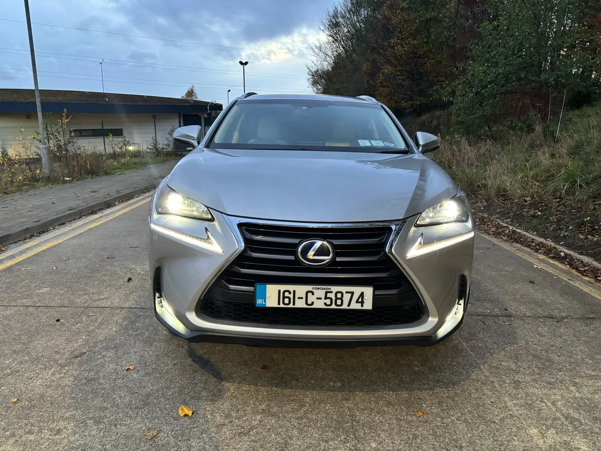 Lexus NX300h Hybrid 2016 - Image 2