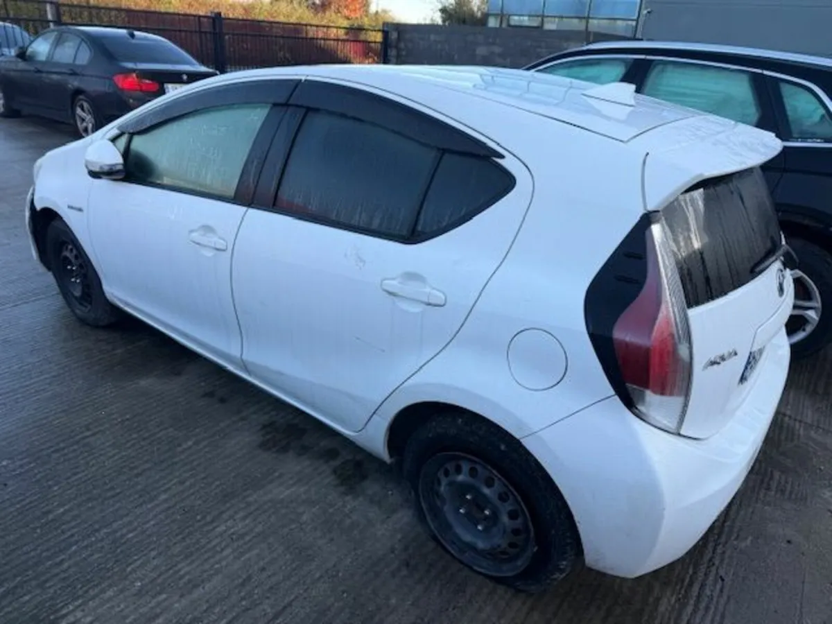 2015 TOYOTA AQUA - Image 3