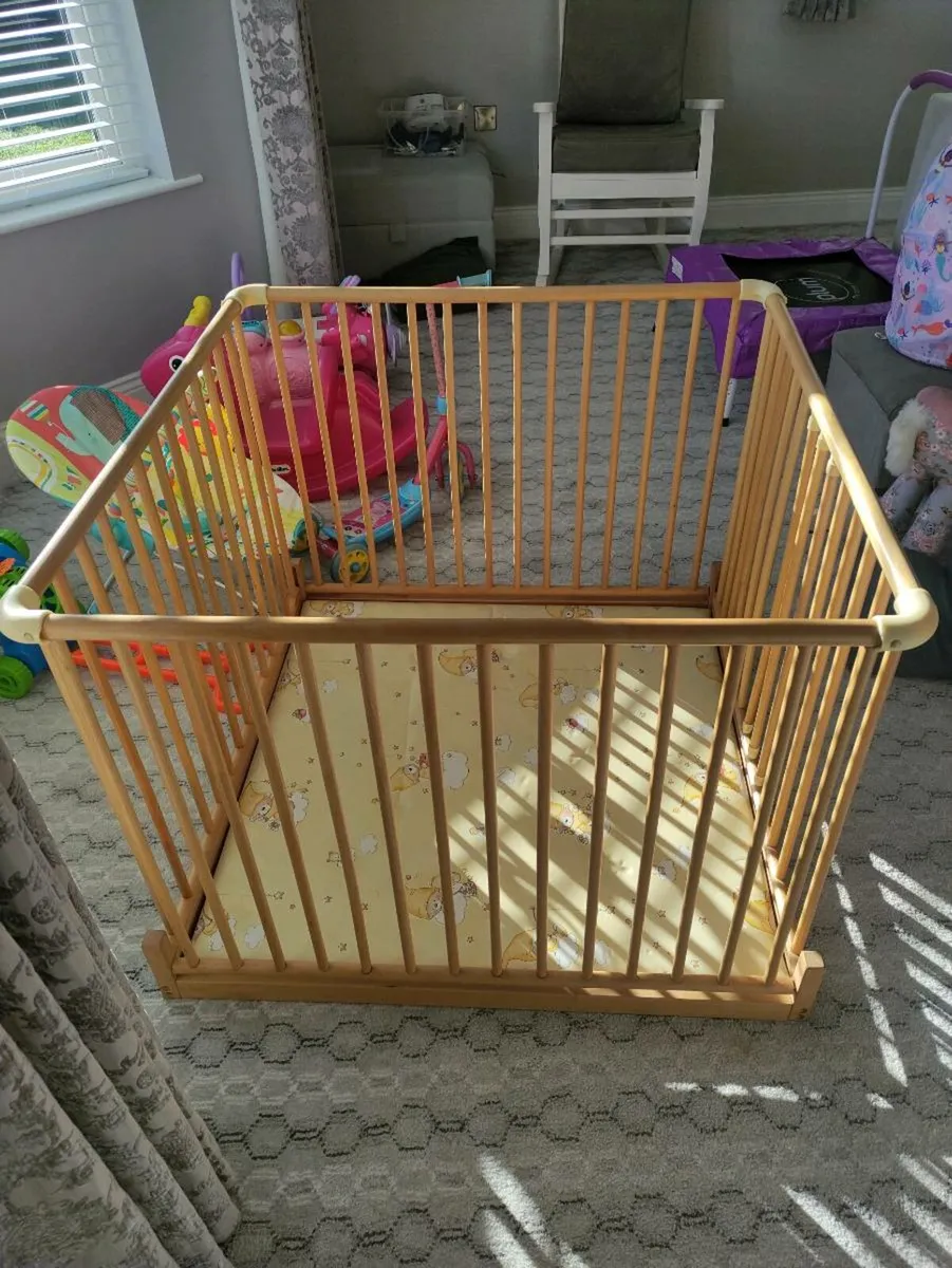 Wooden play pen - Image 1