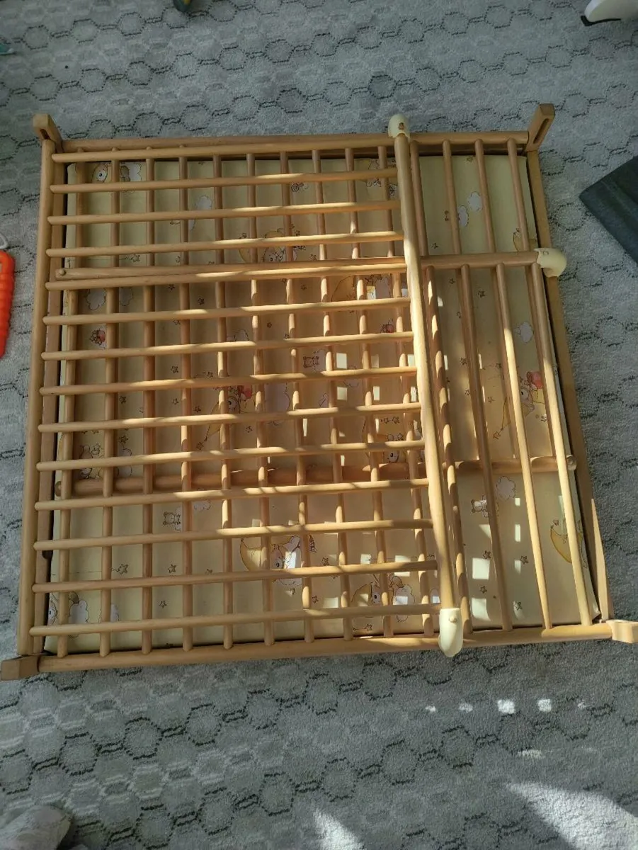 Wooden play pen - Image 3