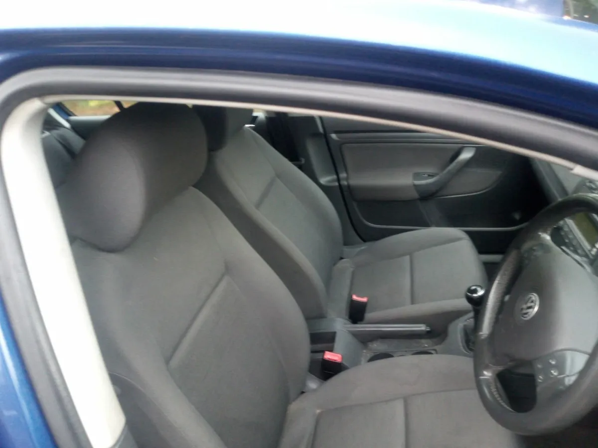 Volkswagen Golf 2004 - Image 2