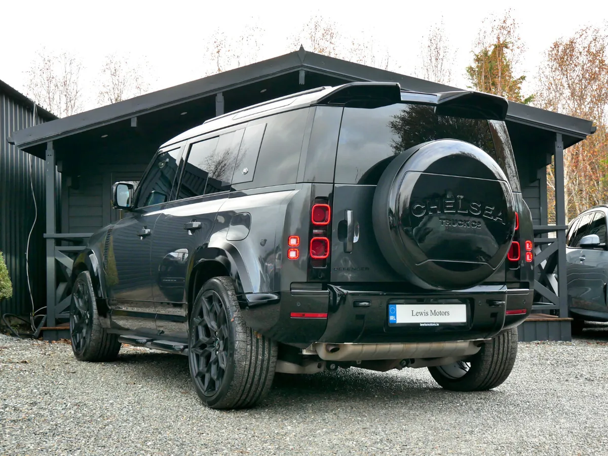 2024 Land Rover Defender P400E - Image 4