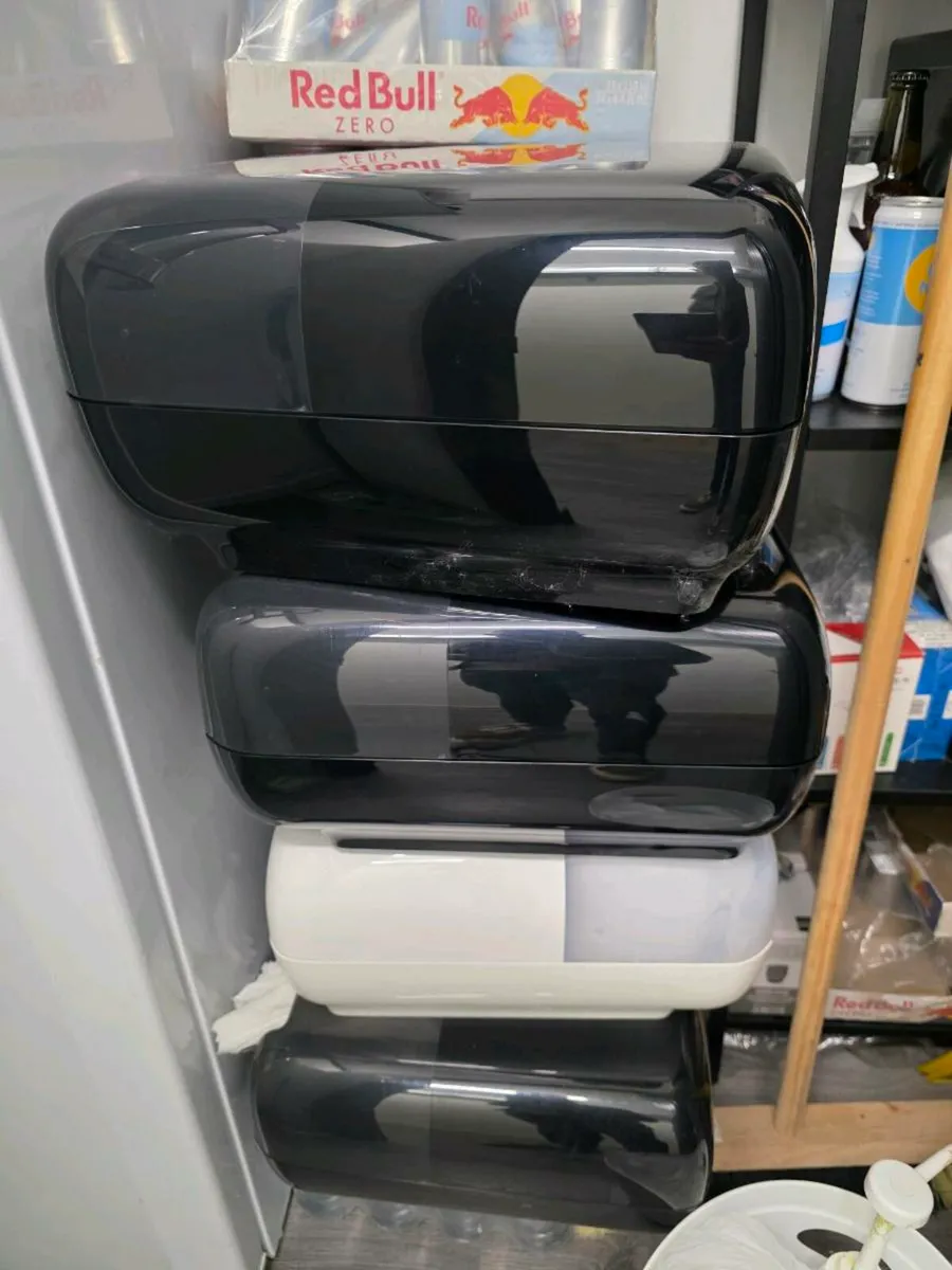 Paper towel despenser - Image 1