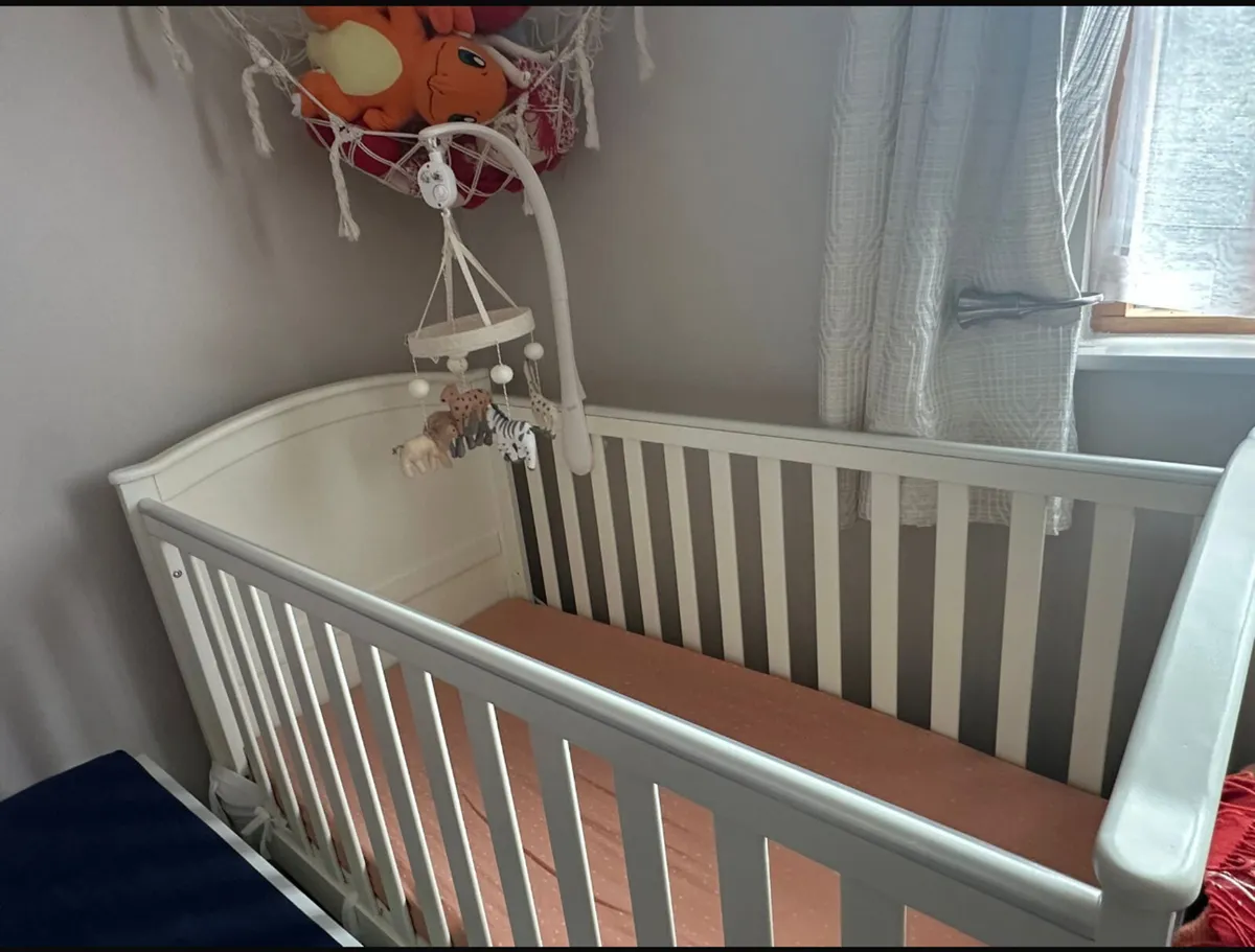 Crib+ mattress + sheets - Image 1