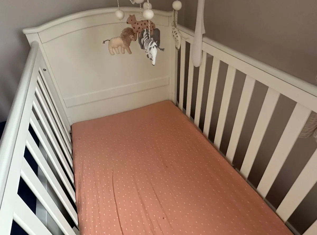 Crib+ mattress + sheets - Image 2