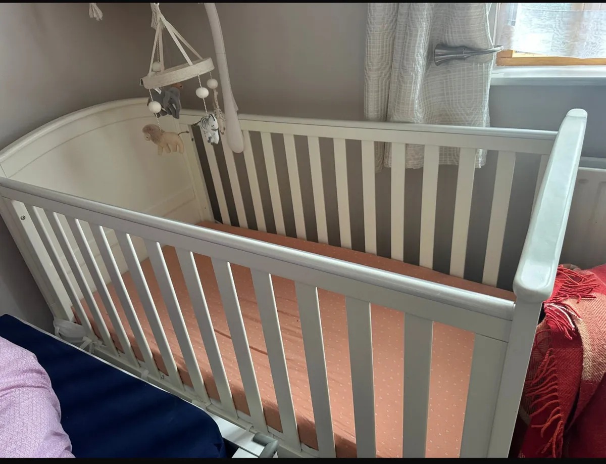 Crib+ mattress + sheets - Image 3