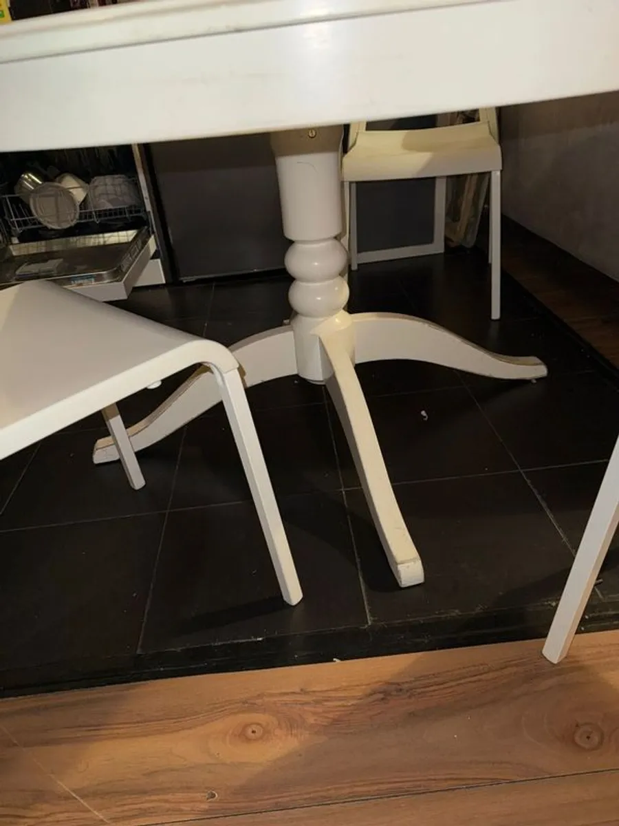 Table & chairs - Image 4