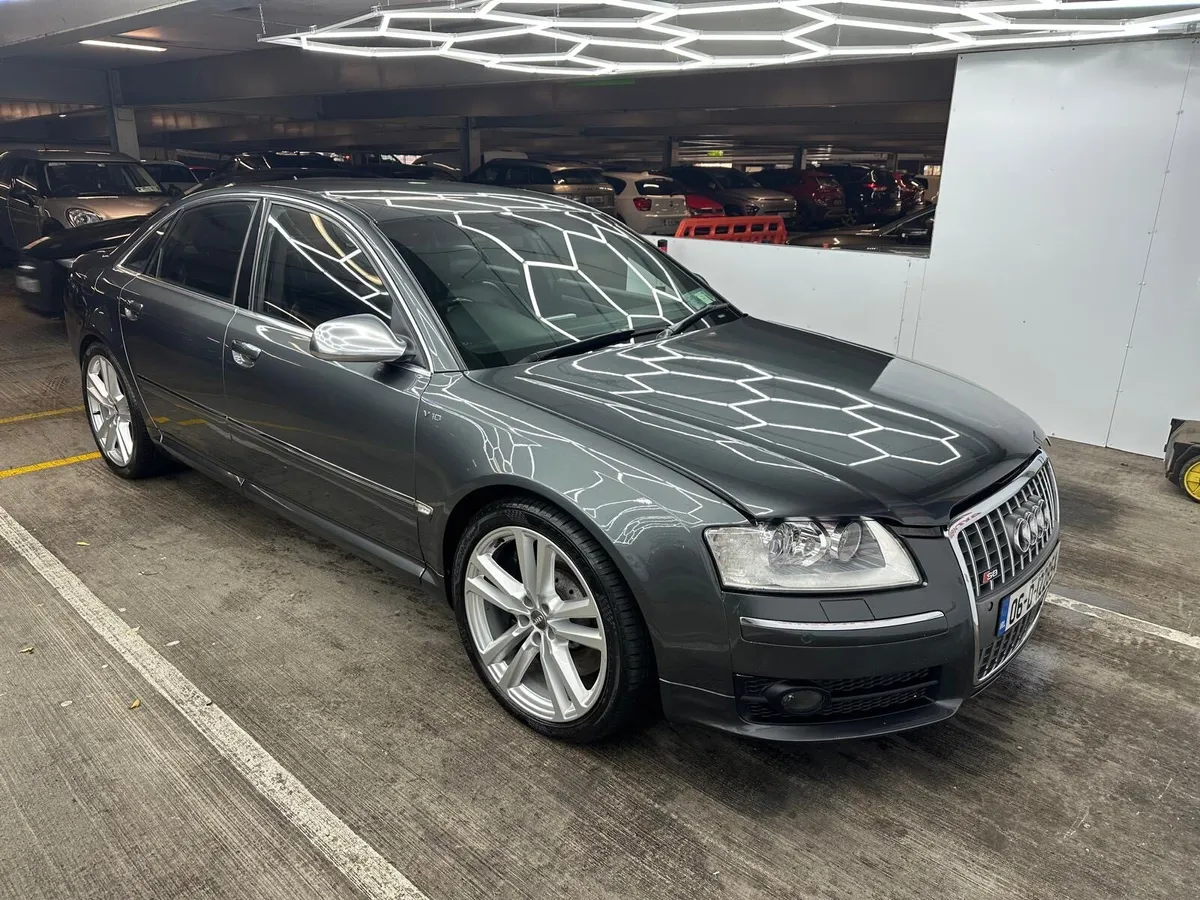 Audi S8 V10 - Image 1