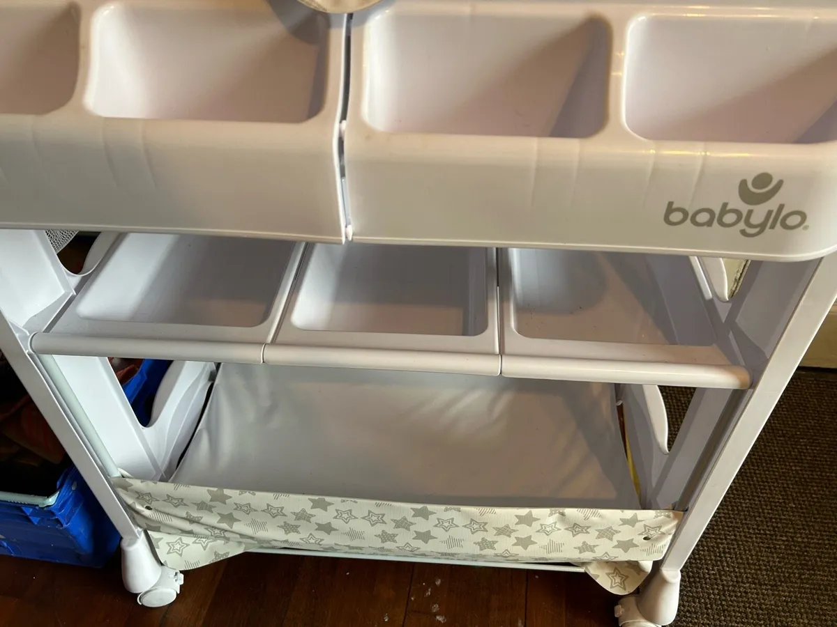 Changing table - Image 2