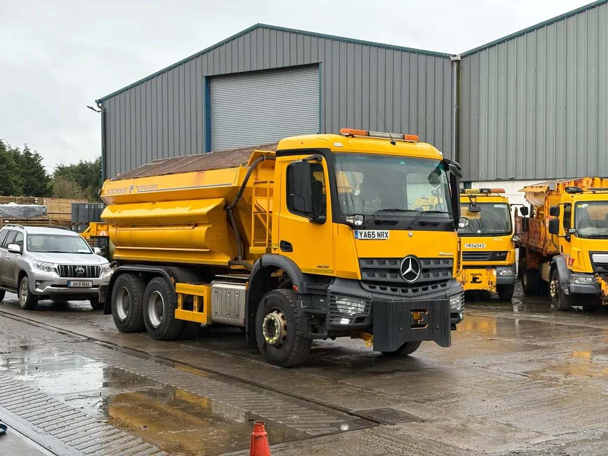 2016 Mercedes Arocs 2635 6x4 Gritter - Image 2