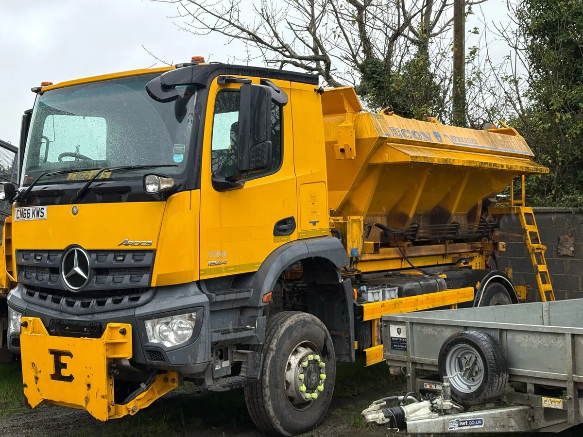 2016 Mercedes Arocs 2635 6x4 Gritter - Image 4