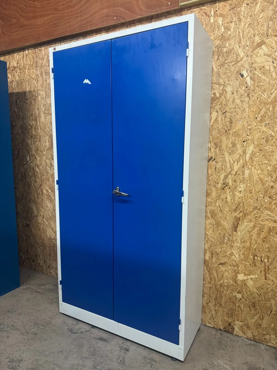 2 door locker like new - Image 1