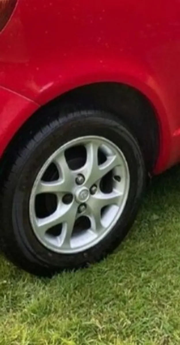 Toyota yaris original 14" alloys - Image 3