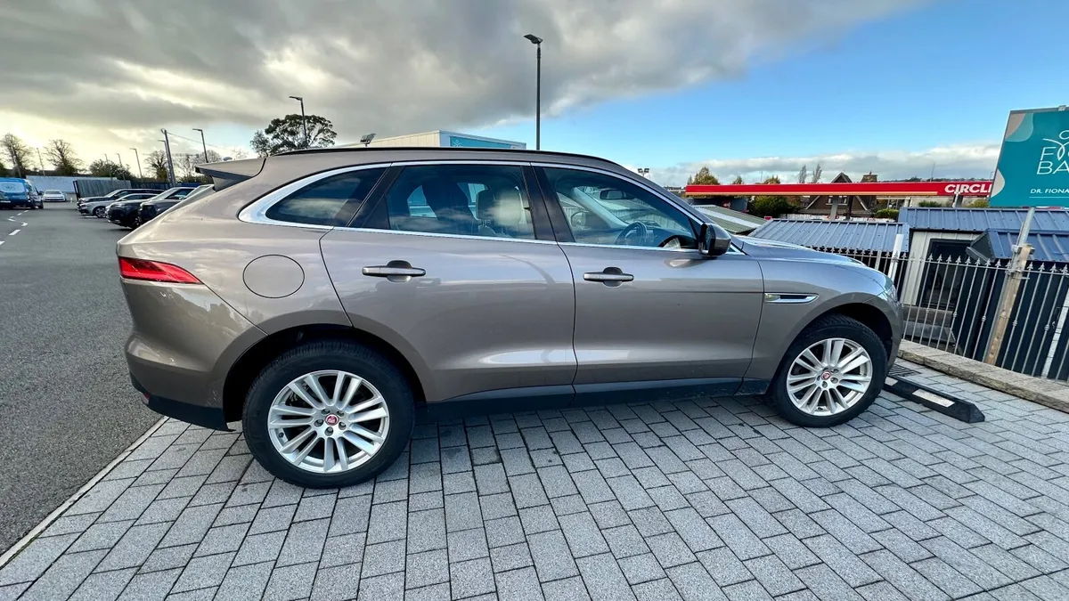 Jaguar F-Pace 2017 2.0D AWD Prestige Auto - Image 4