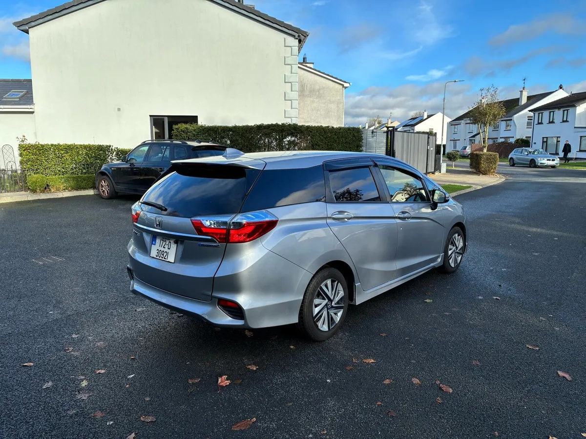 2017 Honda Shuttle Hybrid Nct 02/27 low kilometers - Image 3