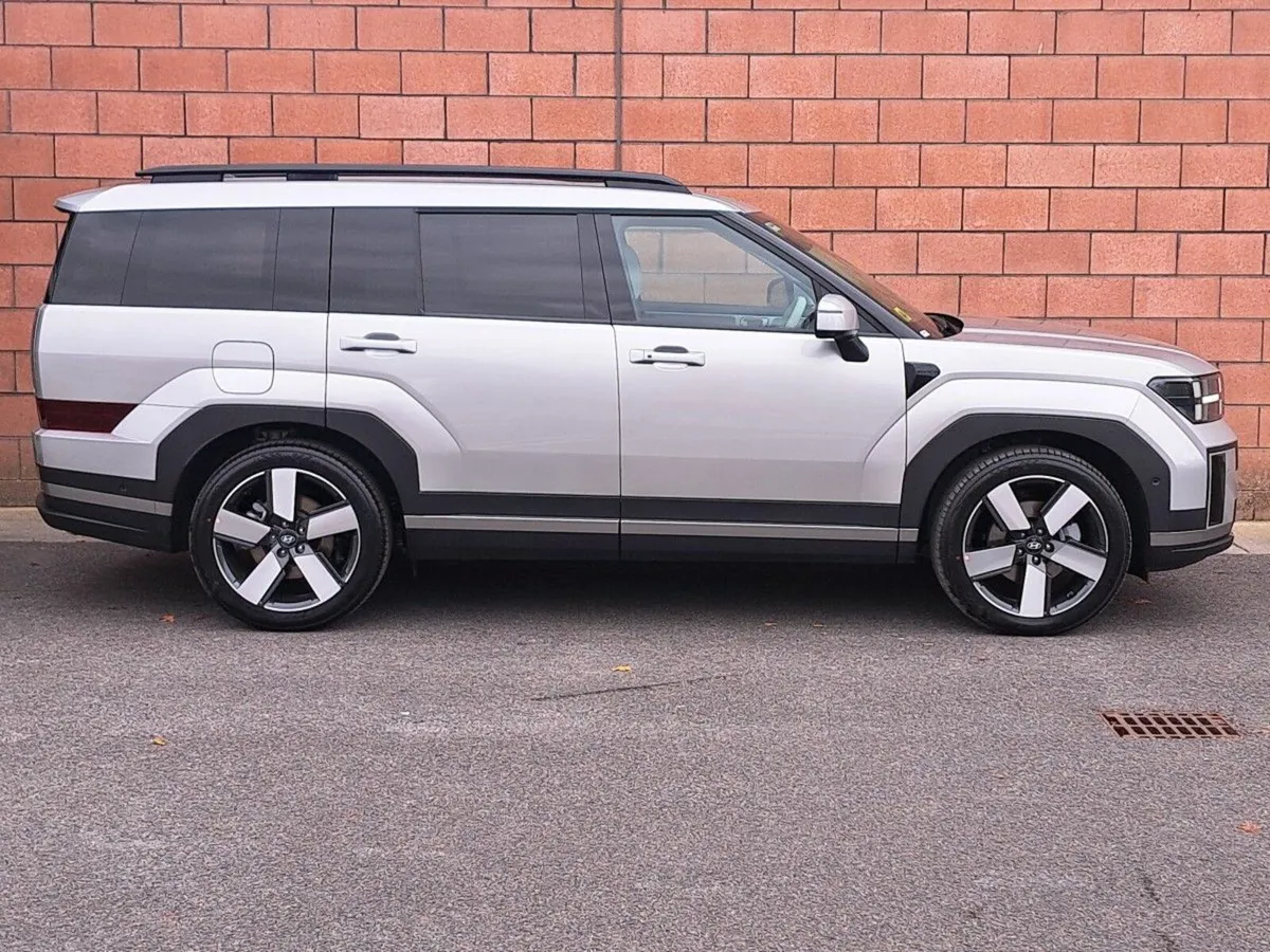 Hyundai Santa Fe Premium Model Plug In Hybrid  4 W - Image 4