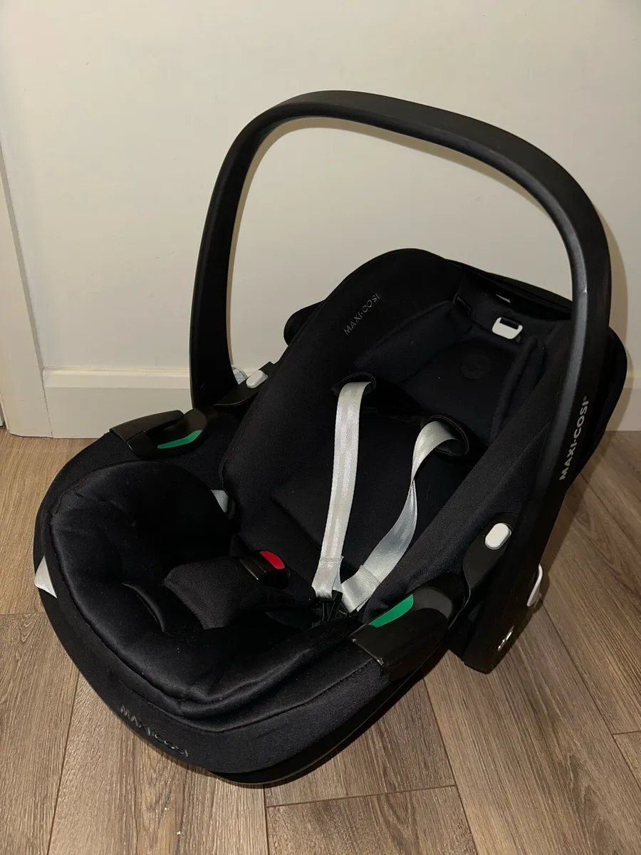 Baby Car Seat (Maxi Cosi Pebble - Like New) - Image 1