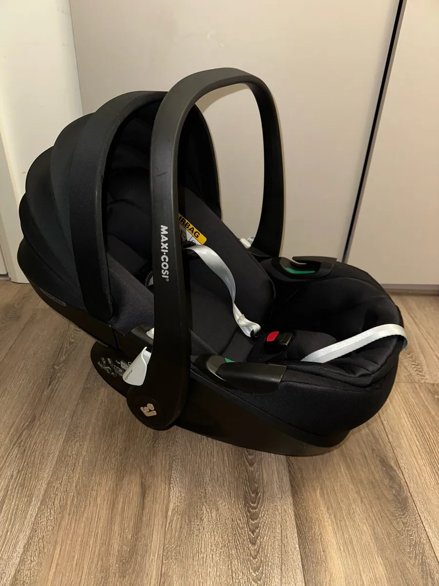 Baby Car Seat (Maxi Cosi Pebble - Like New) - Image 2
