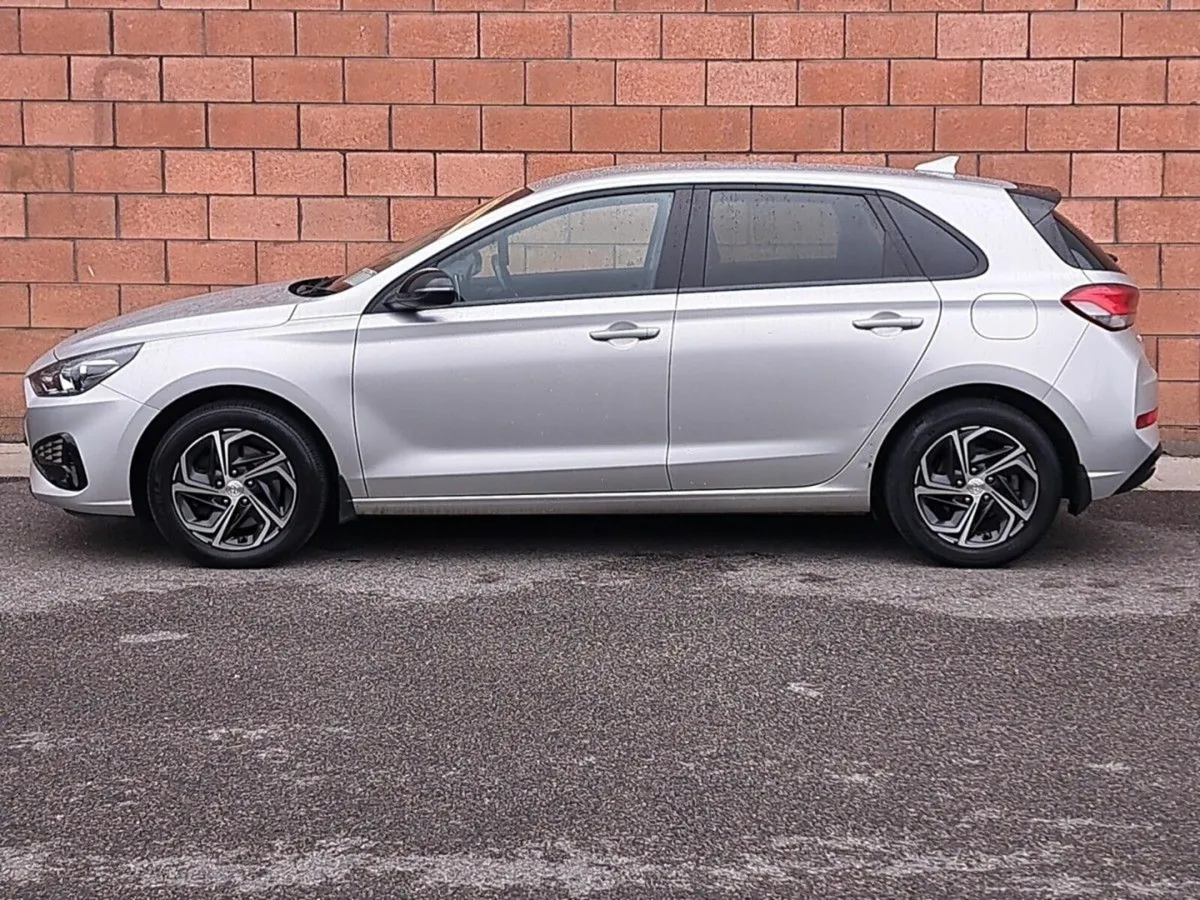 Hyundai i30 Deluxe Model 1.6 Diesel. - Image 3