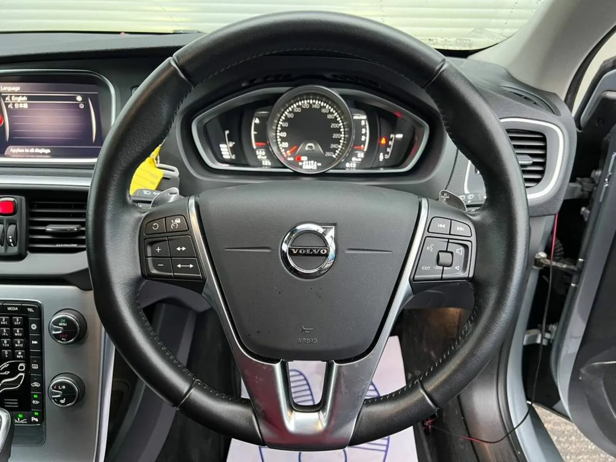 Volvo V40 D4 DYNAMIC EDITION 2.0 D // HEATED SEATS - Image 4