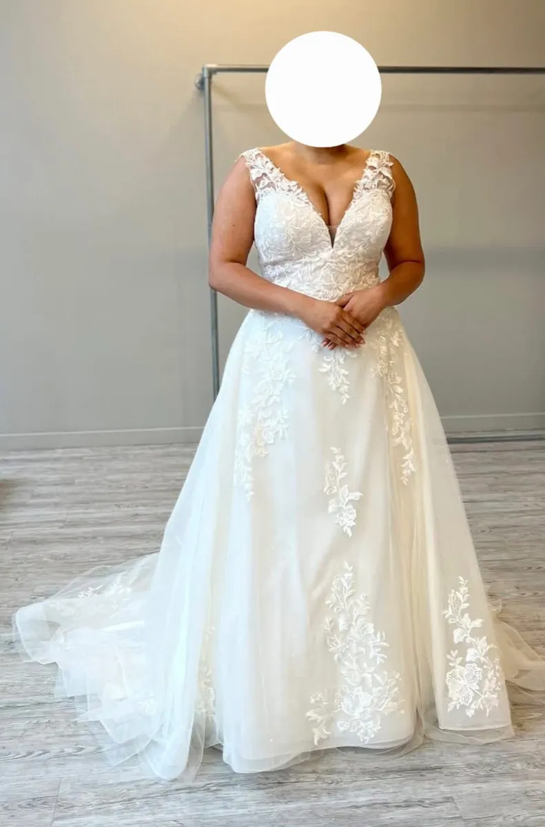 Stunning lace Wedding dress size 16/18 - Image 1