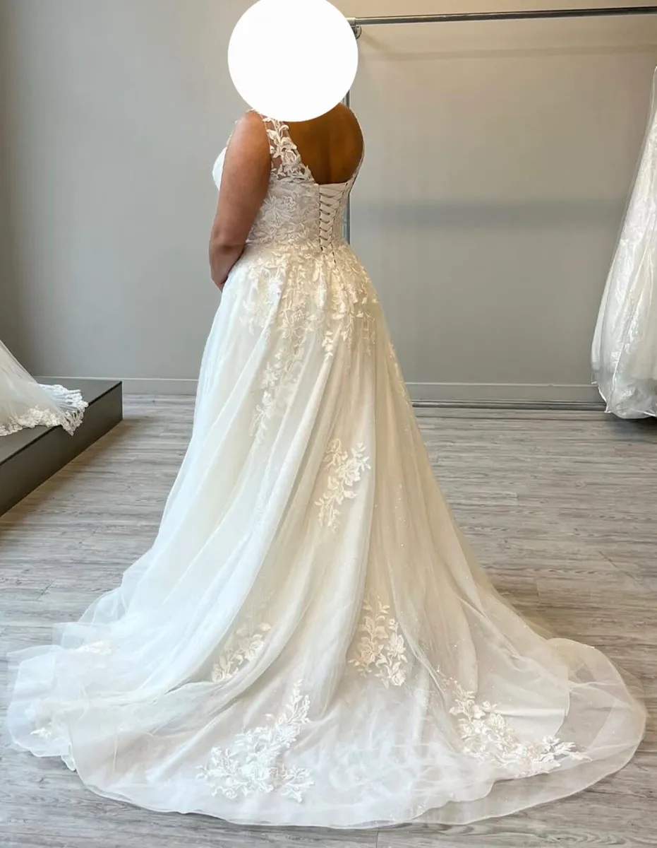 Stunning lace Wedding dress size 16/18 - Image 2