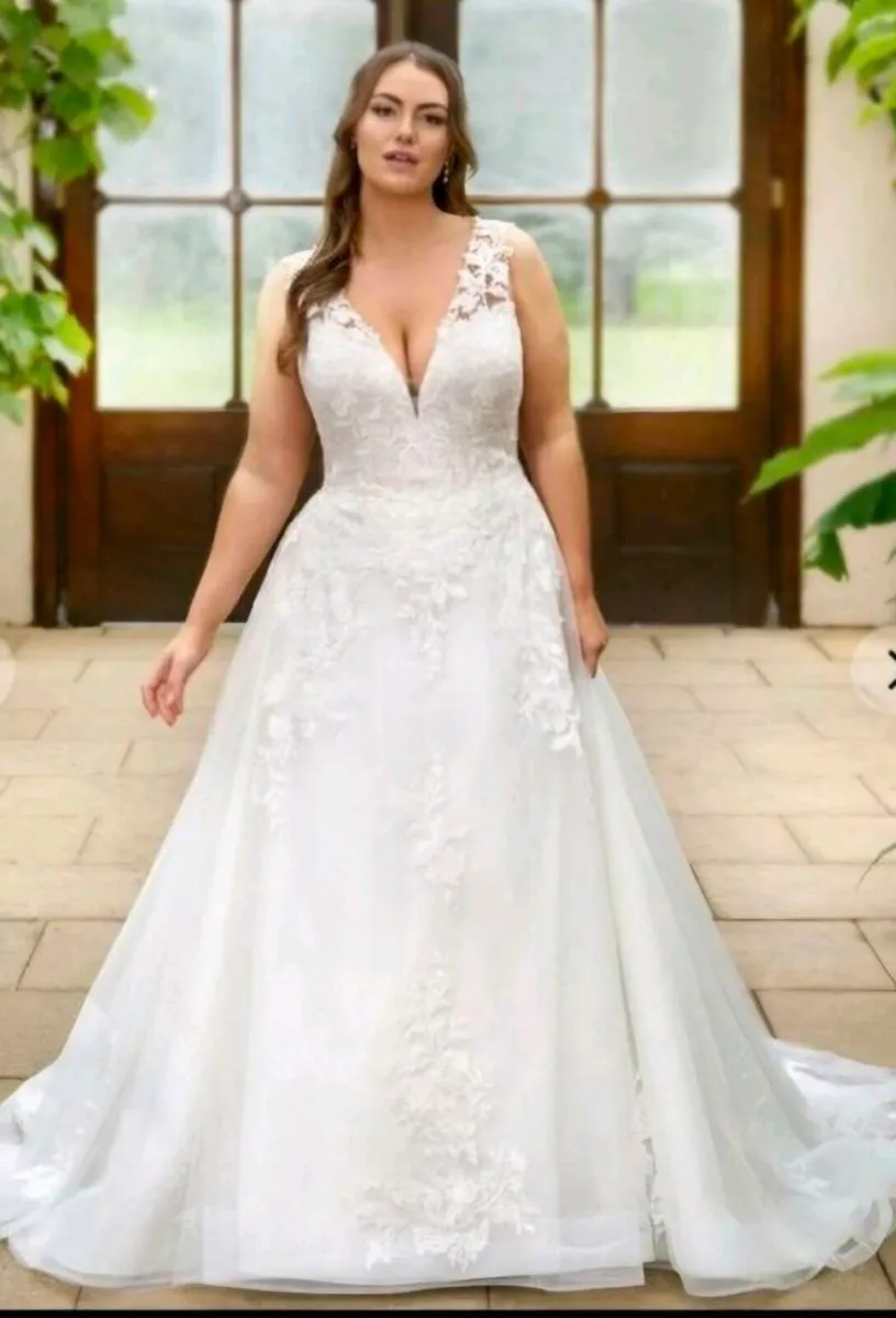 Stunning lace Wedding dress size 16/18 - Image 3