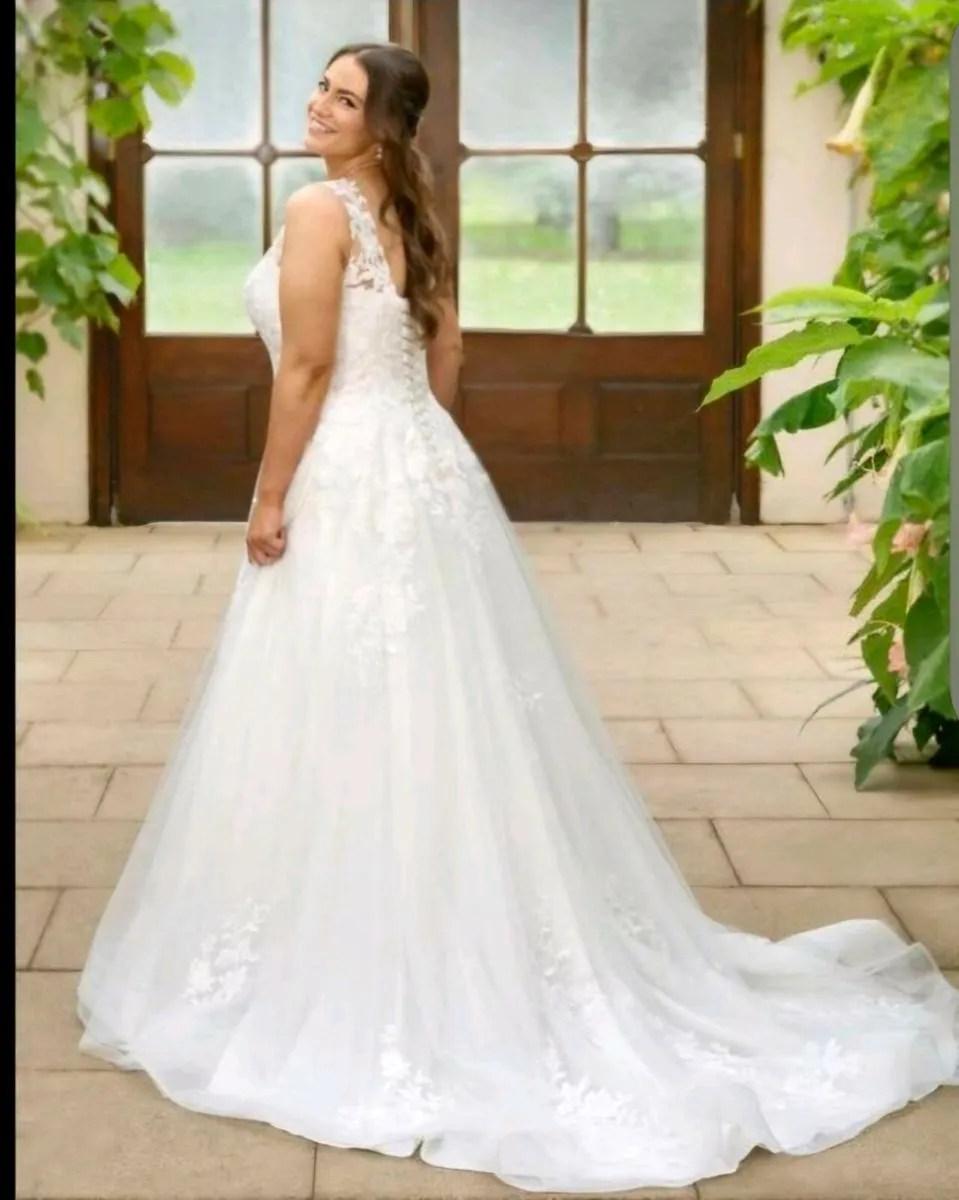Stunning lace Wedding dress size 16/18 - Image 4