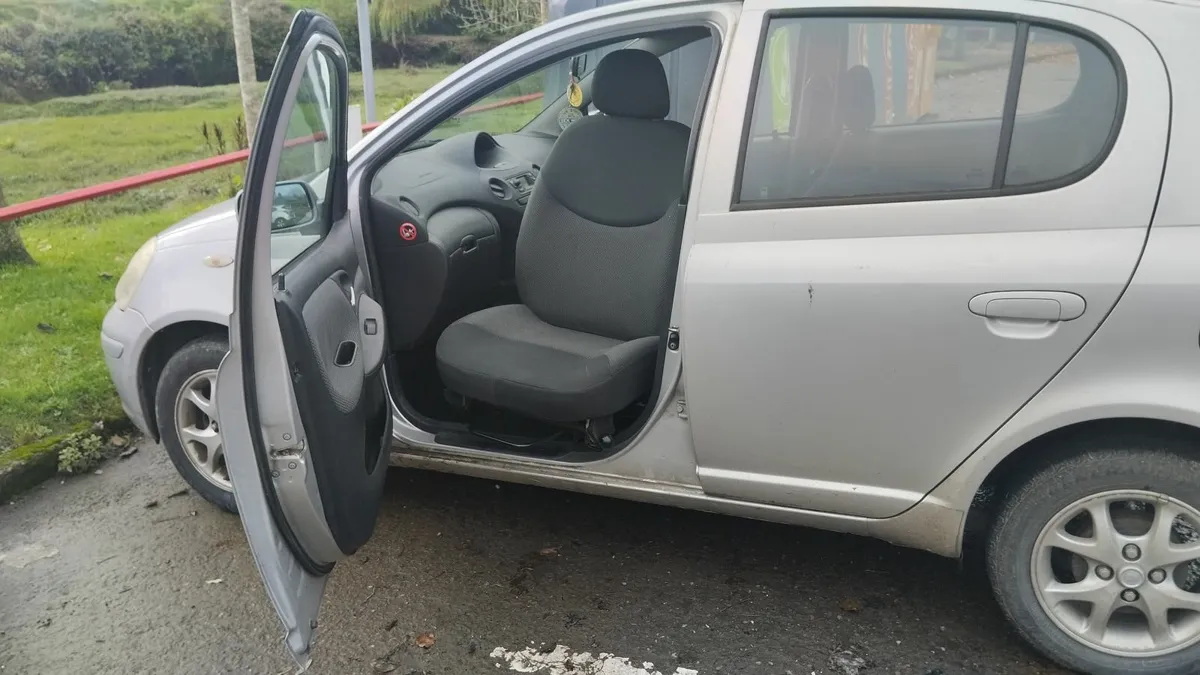 Toyota Yaris 2005 - Image 2