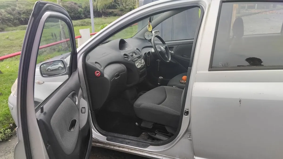 Toyota Yaris 2005 - Image 3