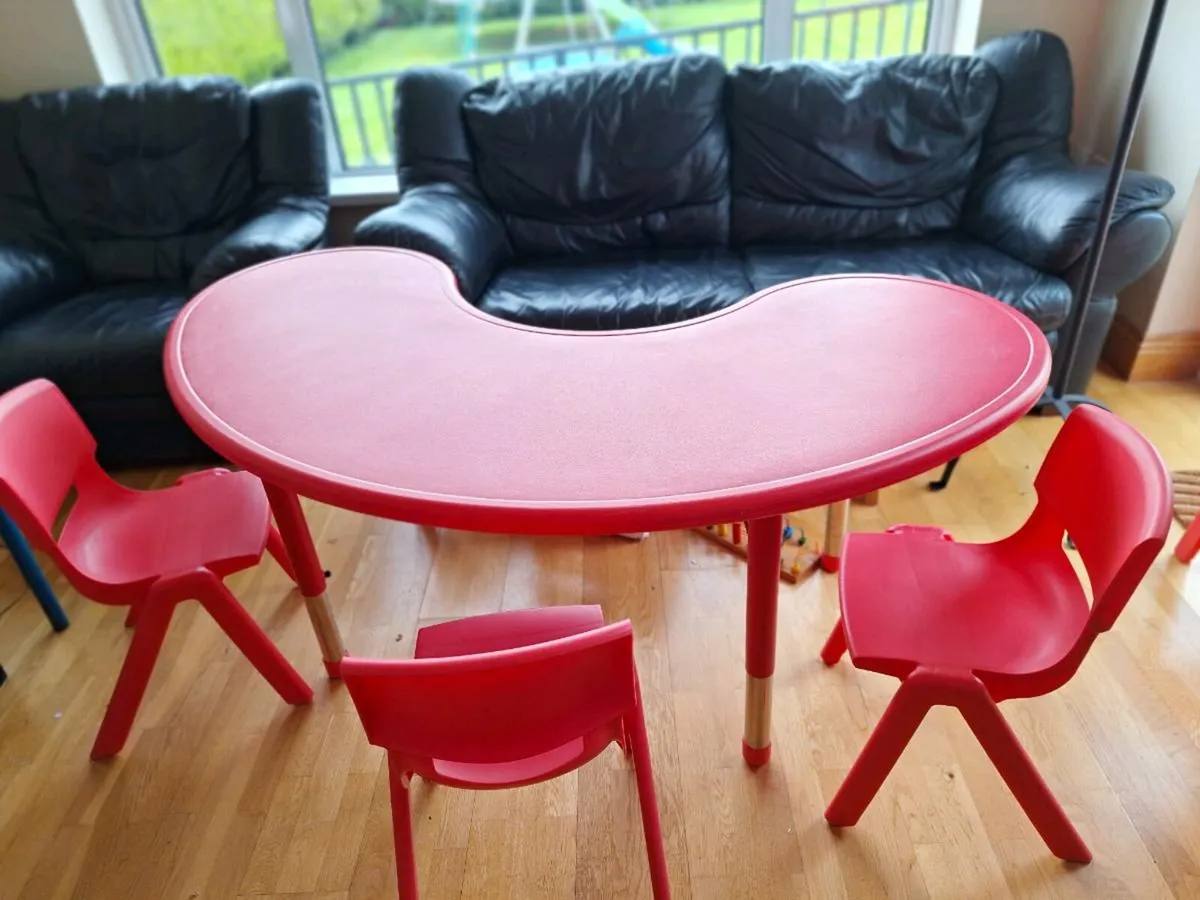 Children's table & chairs - Image 1