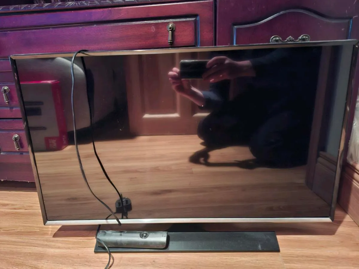 Samsung 32″ LED TV + stand — €25 - Image 1