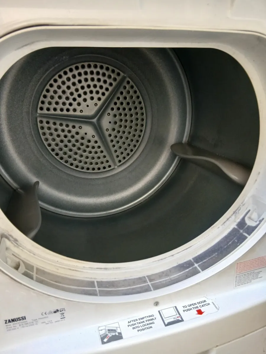 Zanussi duel temperature 7kg reverse action dryer - Image 2