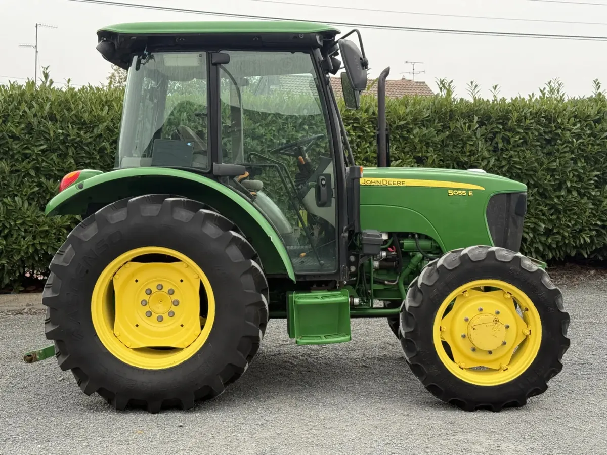 John Deere  5055E - Image 3