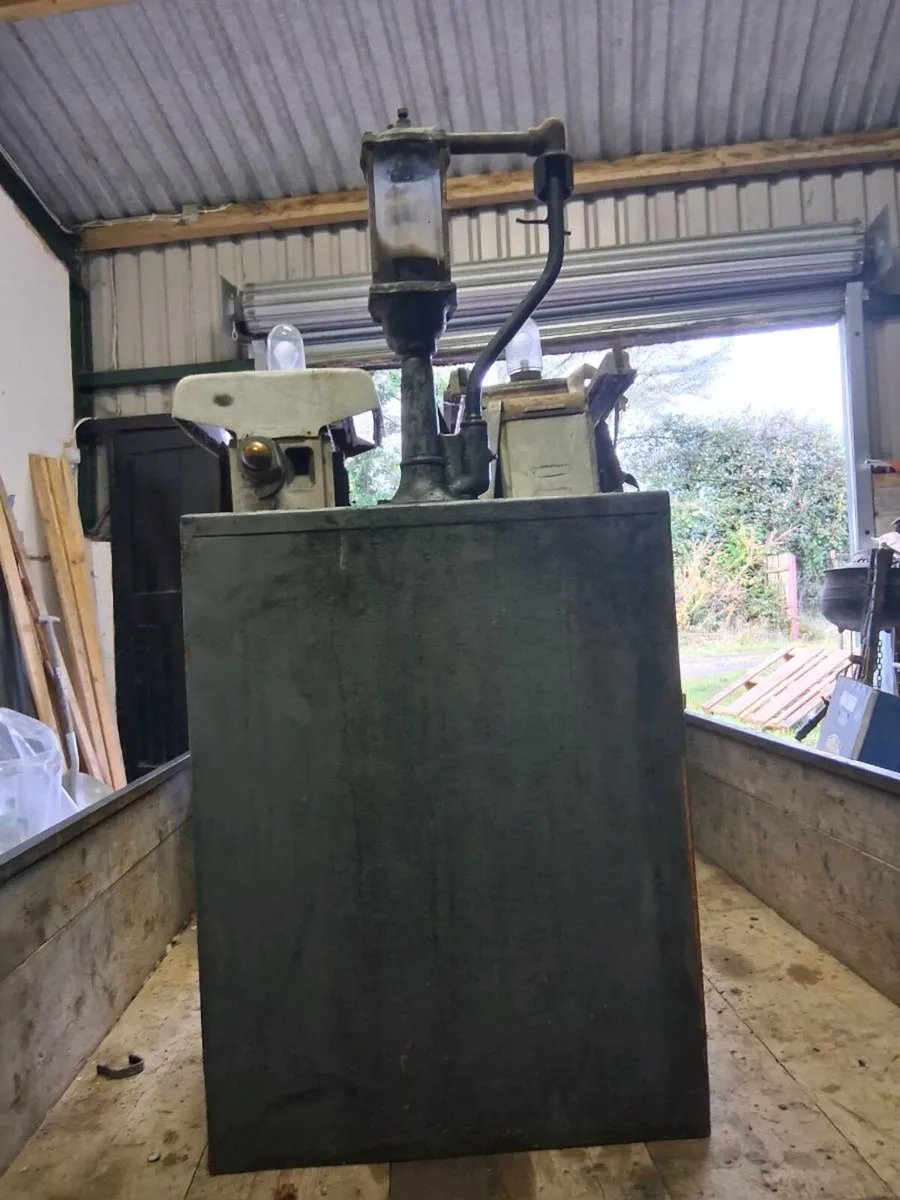 Oil dispenser - Image 1