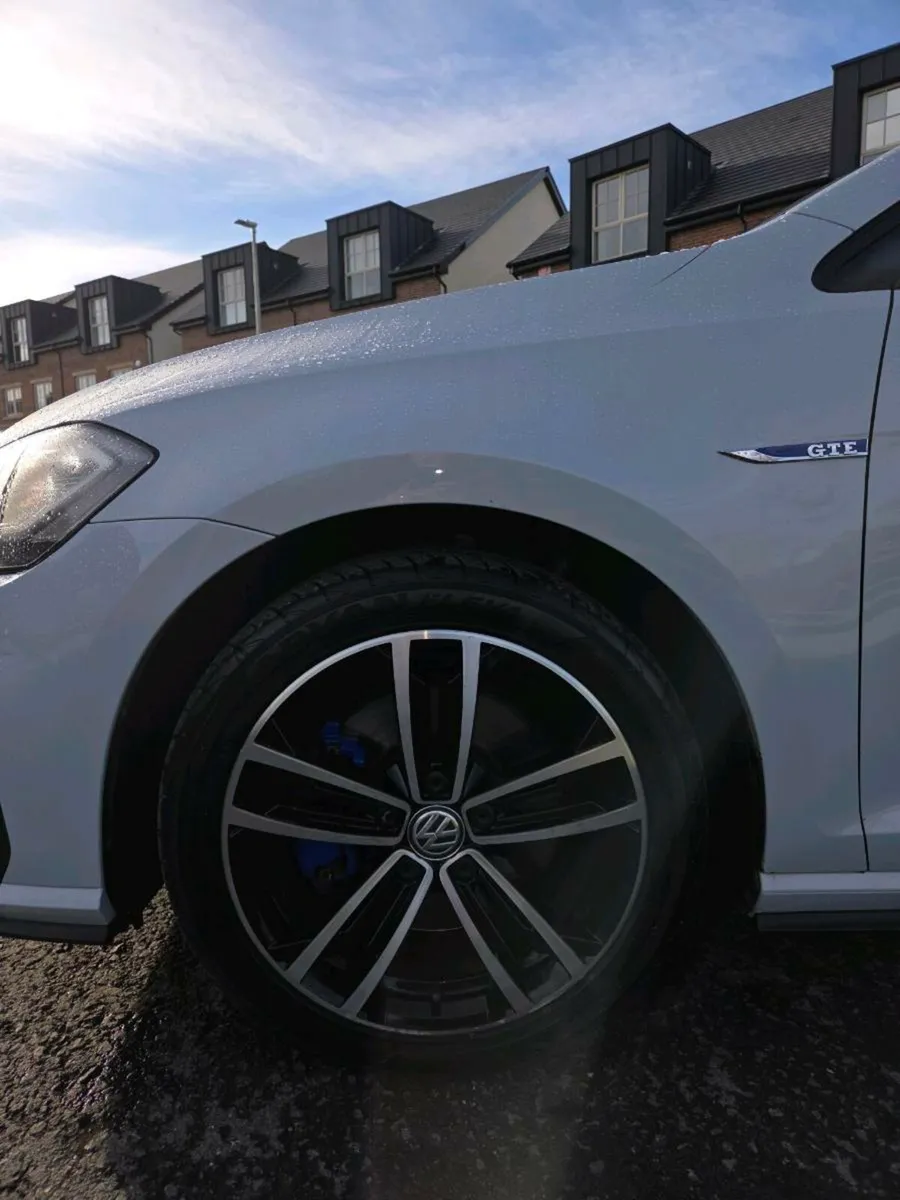 Volkswagen Golf GTE - Image 2