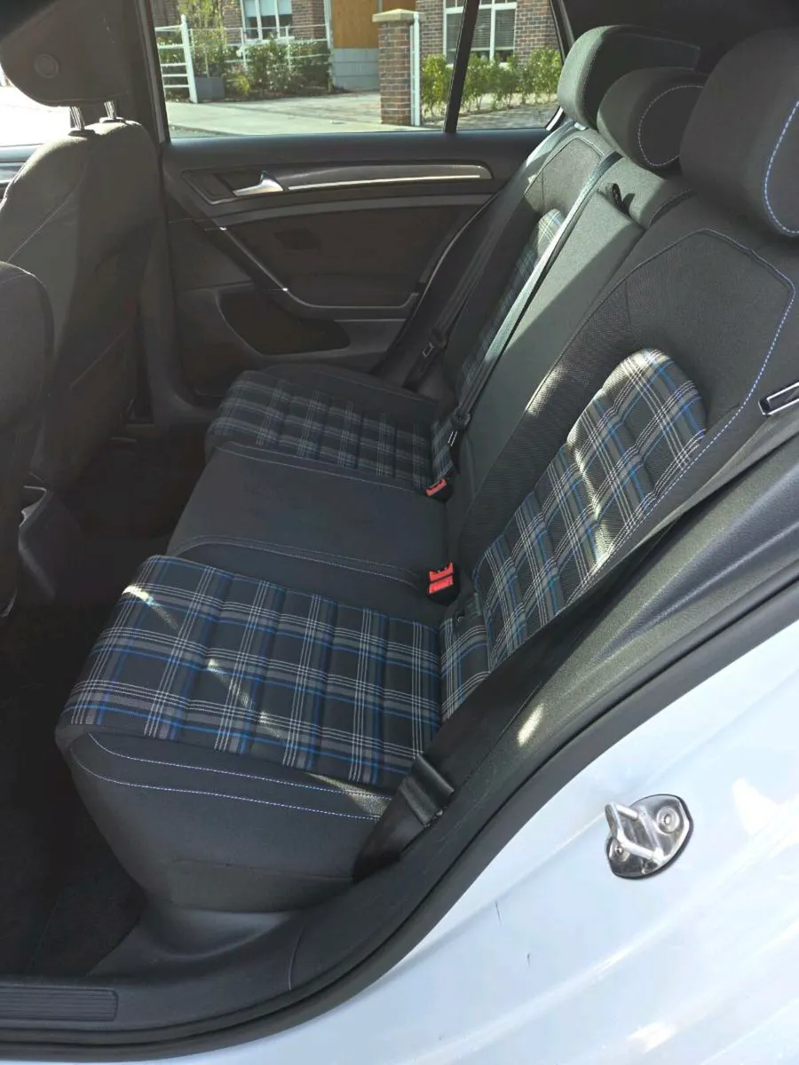 Volkswagen Golf GTE - Image 3