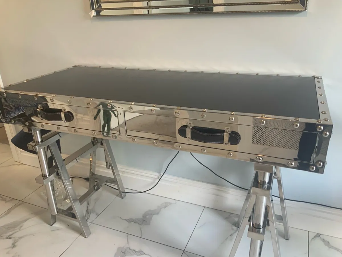 Unusual table with chrome and steel design - Image 2
