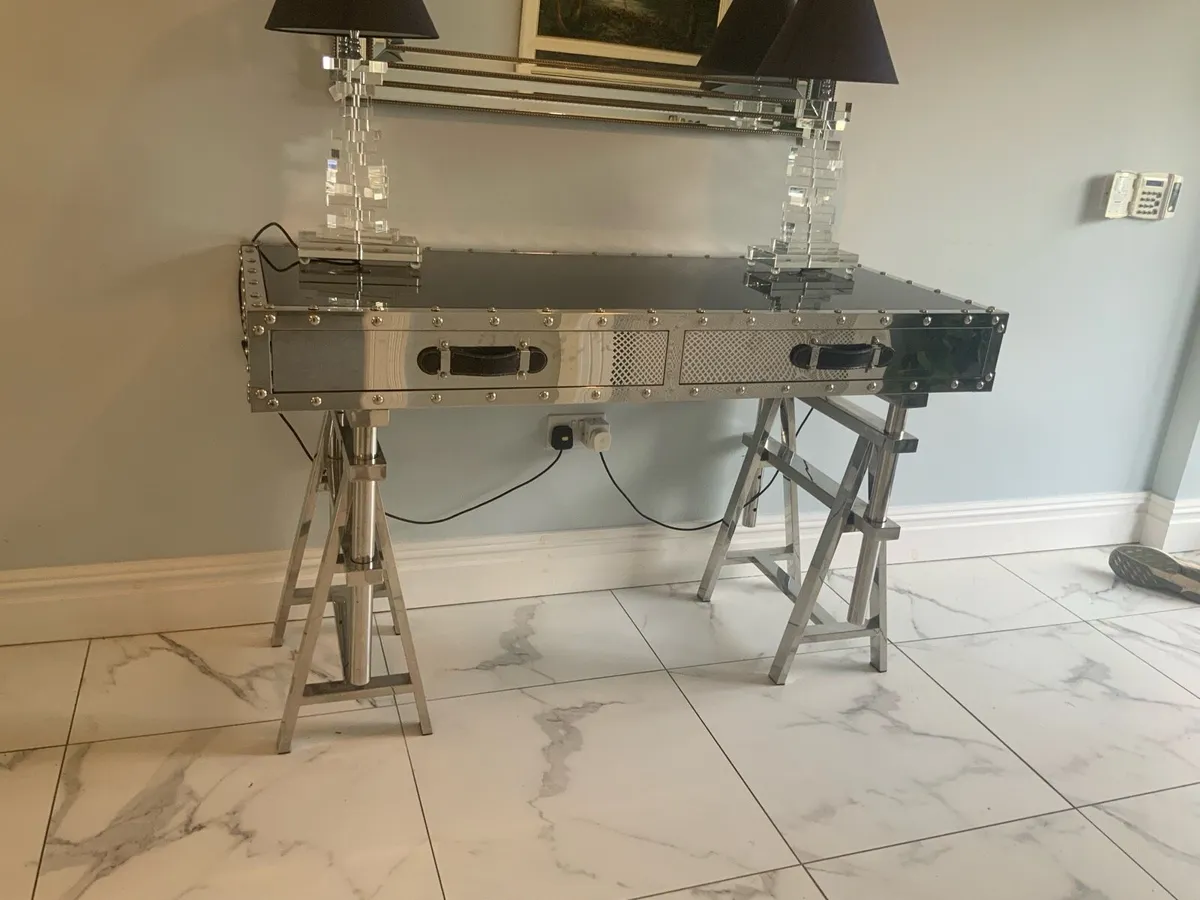 Unusual table with chrome and steel design - Image 3