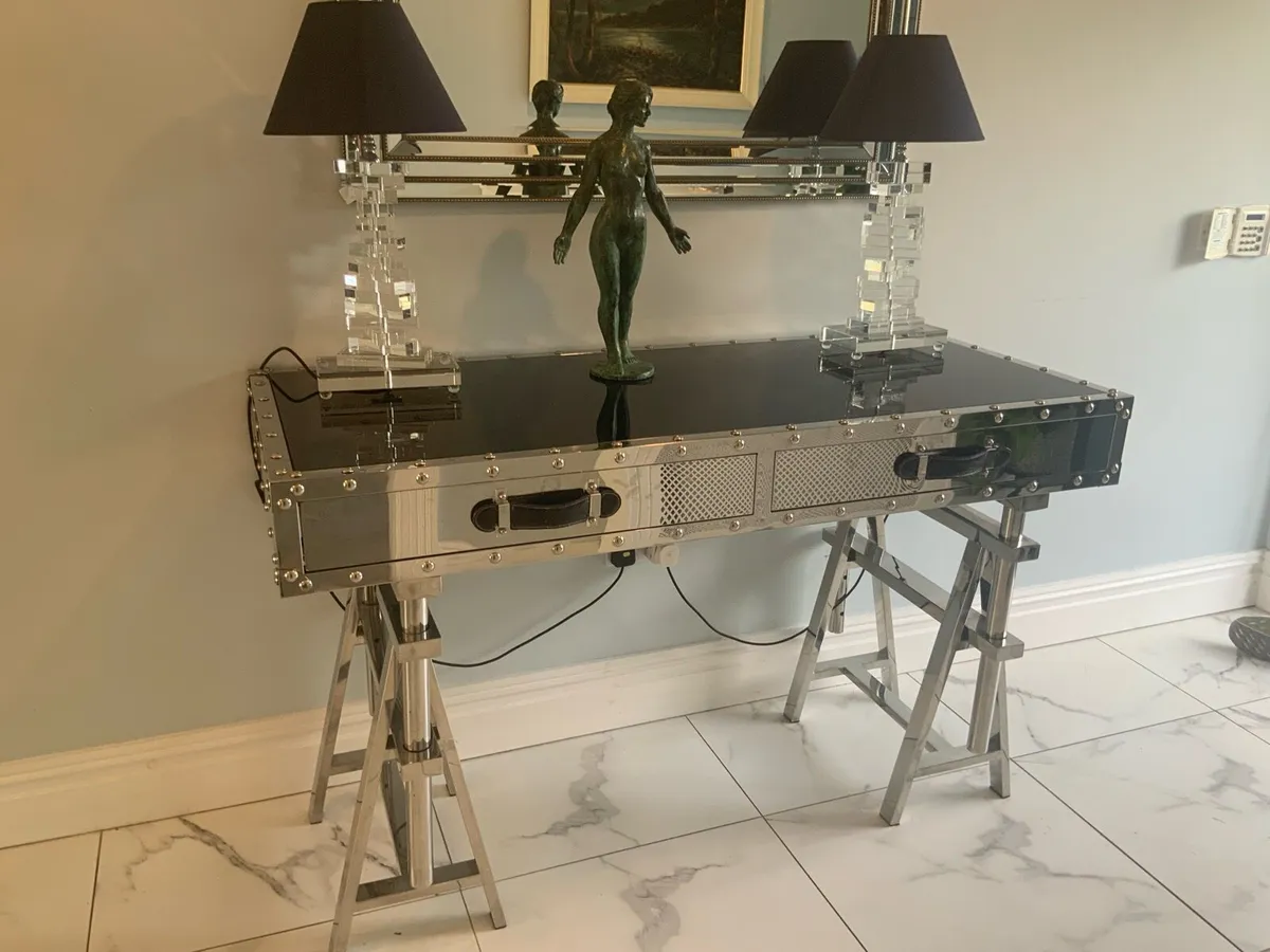 Unusual table with chrome and steel design - Image 4