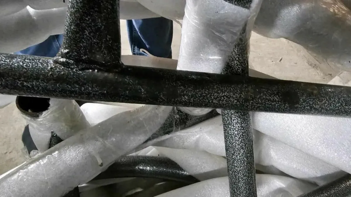 Egg Chair with a slight cosmetic defect on - Image 4