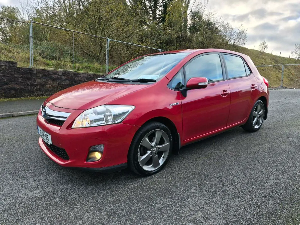 12cn515 Toyota Auris Hybrid Automatic, low kms - Image 2