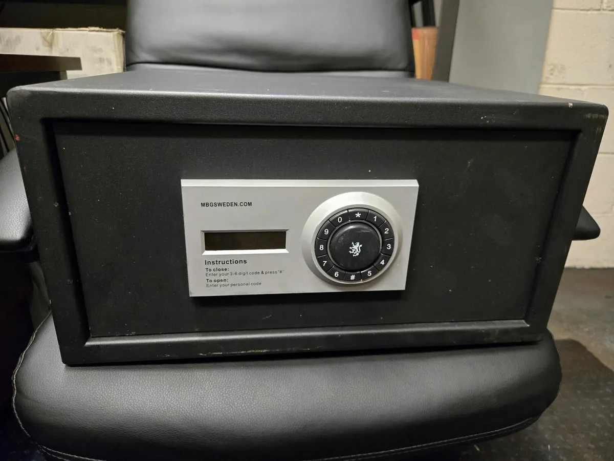 Safe with electronic lock - Image 1